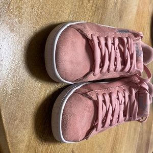 Gently worn puma soft foam sneakers